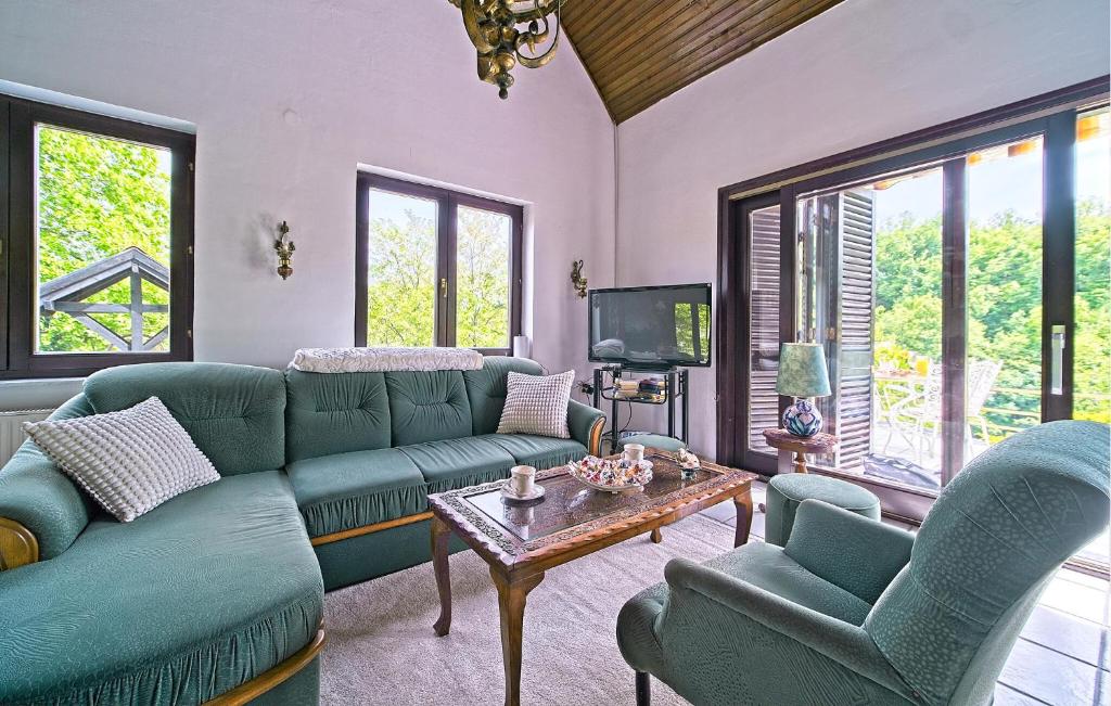 Posezení v ubytování Cozy Home In Donji Zvecaj With Kitchen