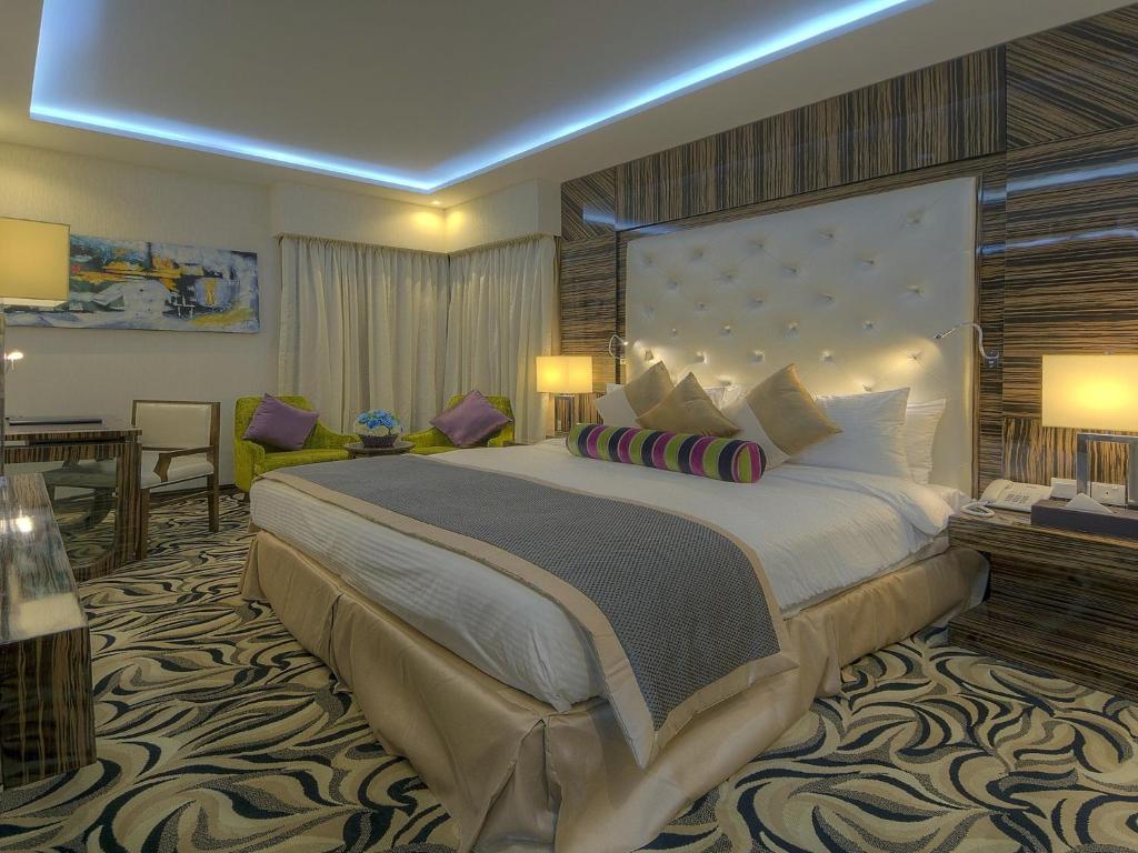 Llit o llits en una habitació de Orchid Vue Hotel