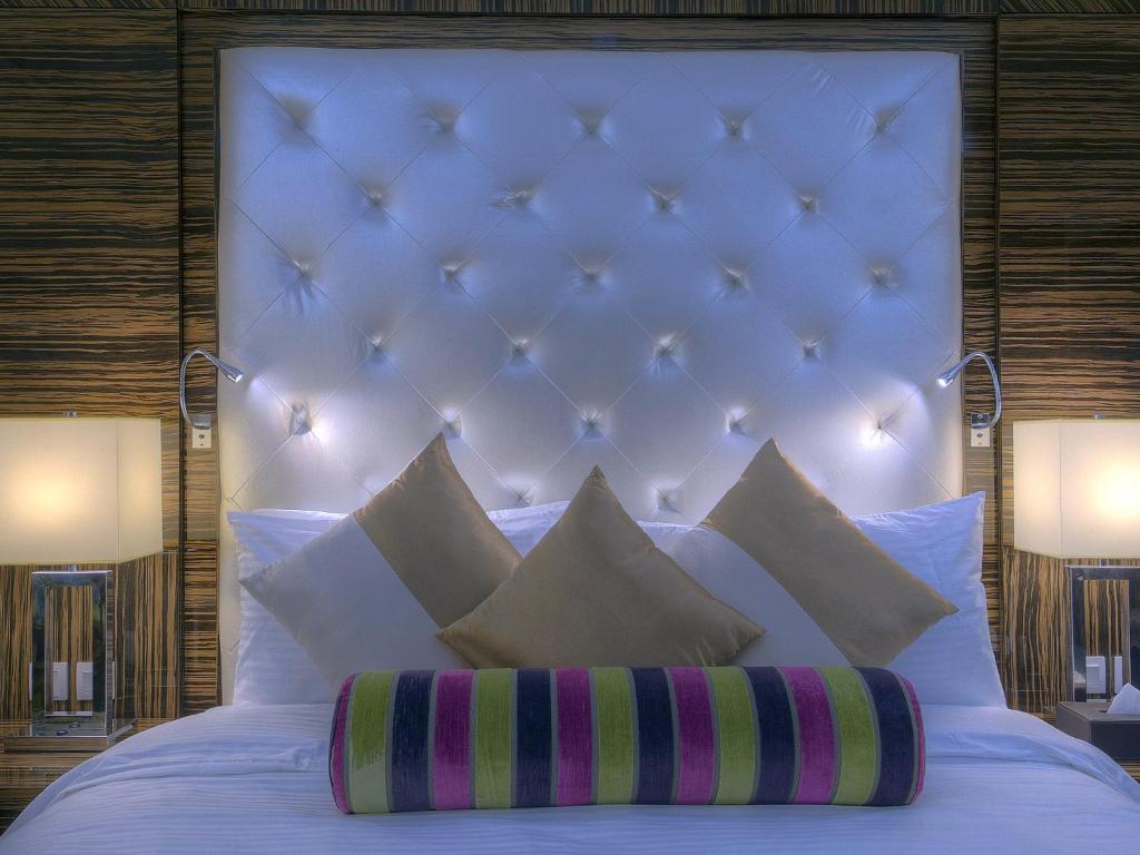 Llit o llits en una habitació de Orchid Vue Hotel