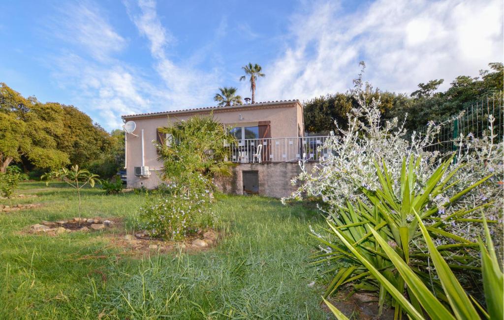 une maison avec un balcon dans une cour dans l'établissement 2 Bedroom Stunning Home In San-Giuliano, à San-Giuliano