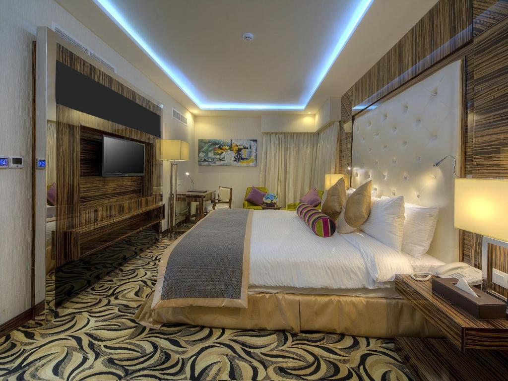 Llit o llits en una habitació de Orchid Vue Hotel
