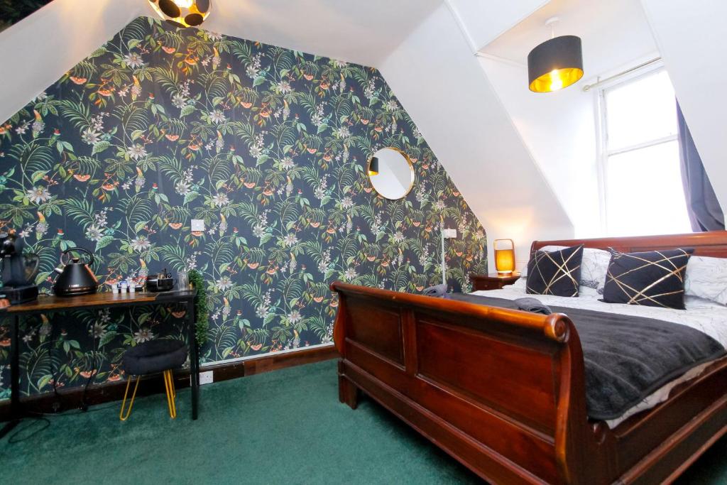 Uma cama ou camas num quarto em Carlton Hotel