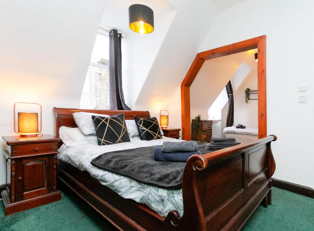 Uma cama ou camas num quarto em Carlton Hotel