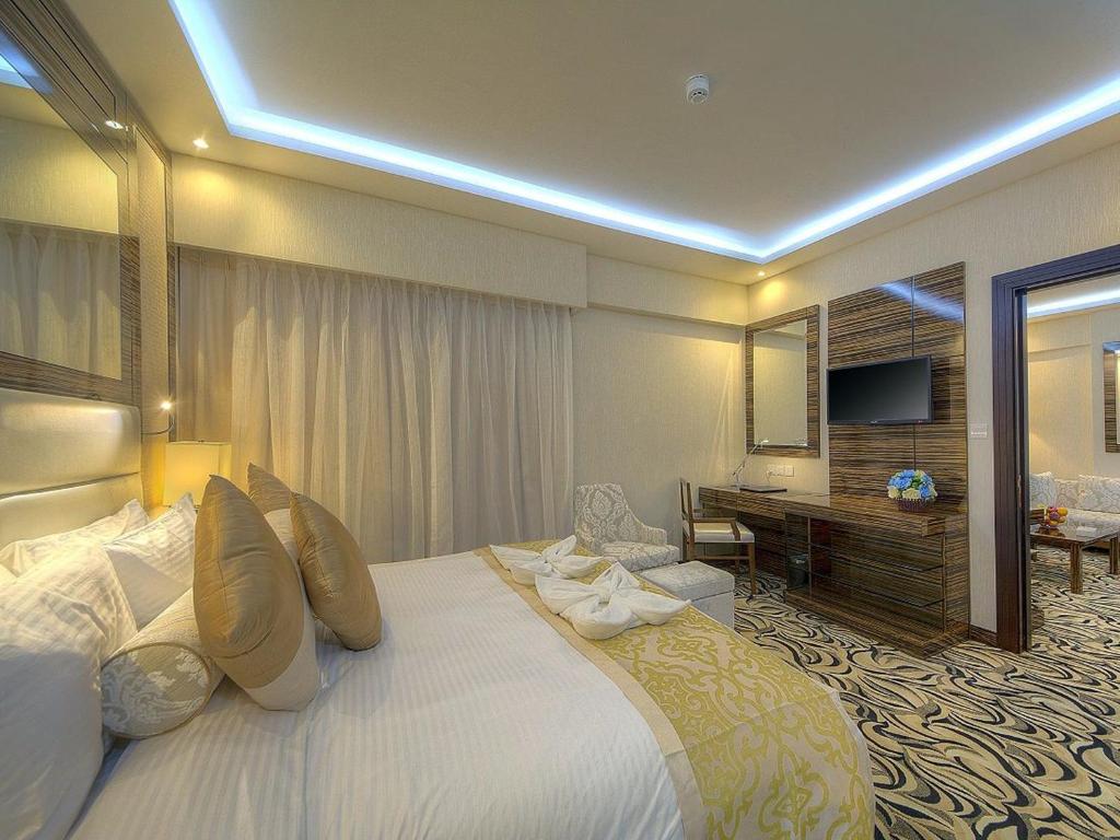 Llit o llits en una habitació de Orchid Vue Hotel