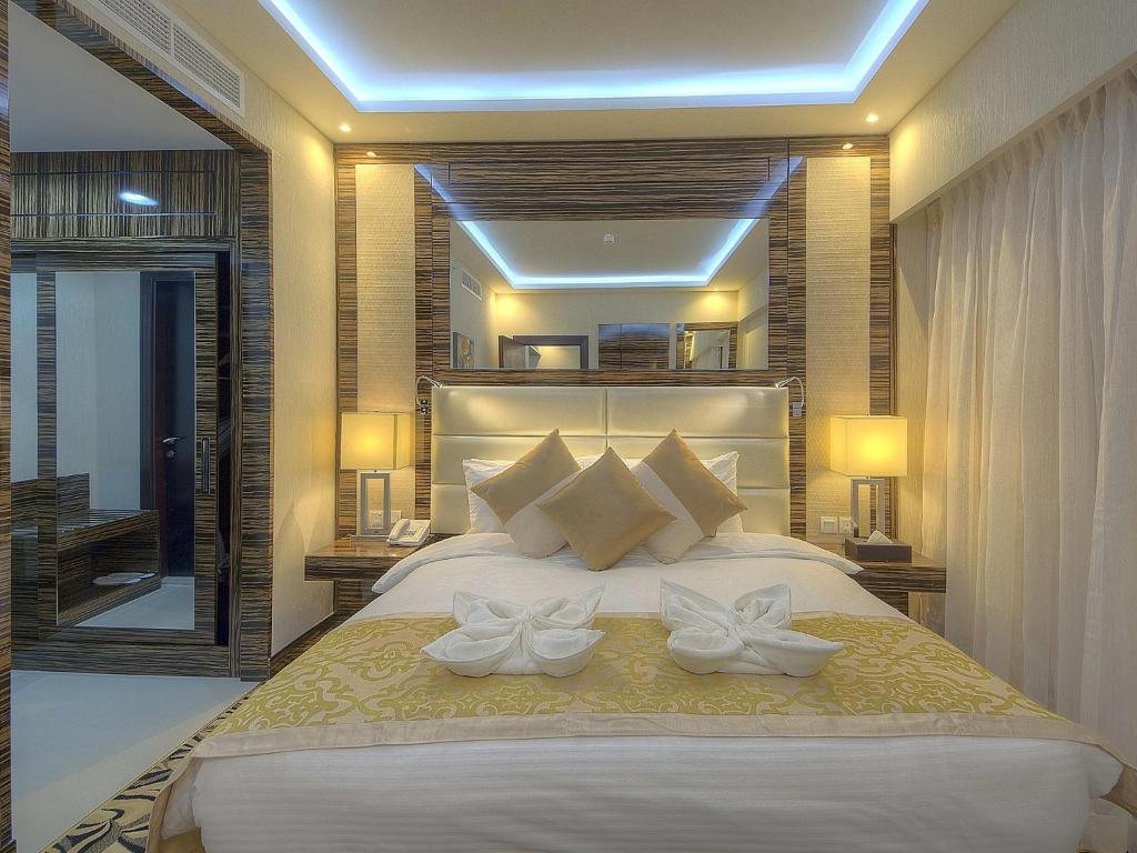 Llit o llits en una habitació de Orchid Vue Hotel