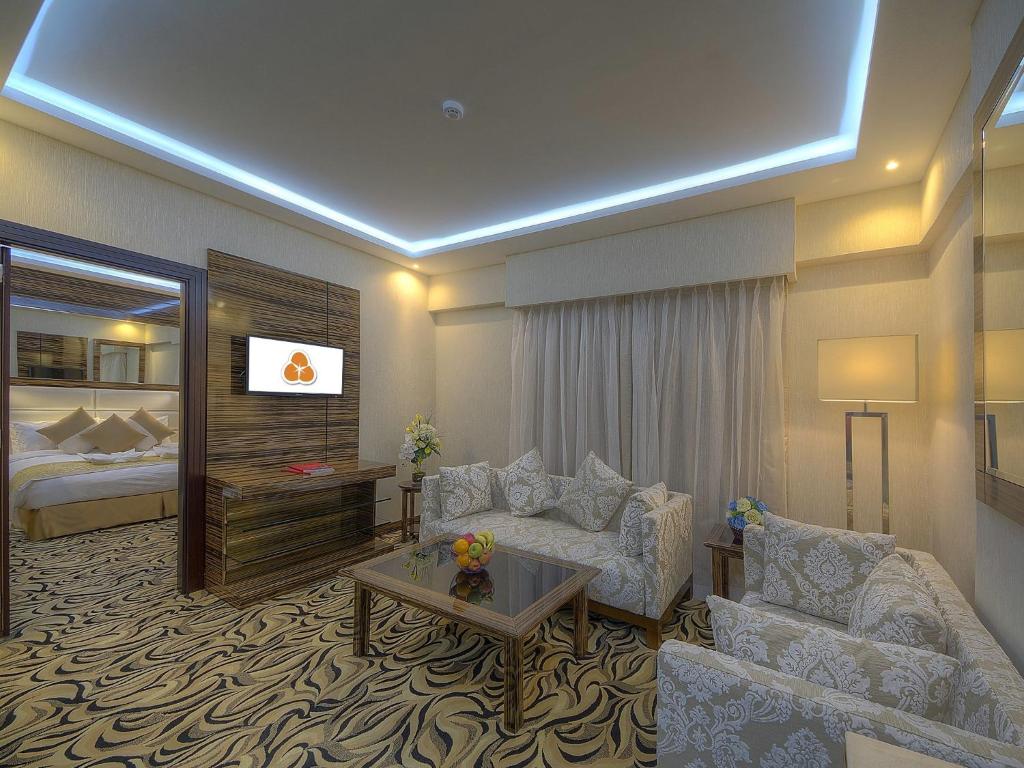 Llit o llits en una habitació de Orchid Vue Hotel