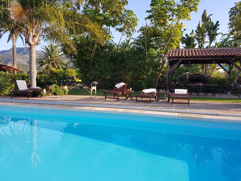 uma piscina com cadeiras e um gazebo em Your Island Finca Picacho D em Tegueste
