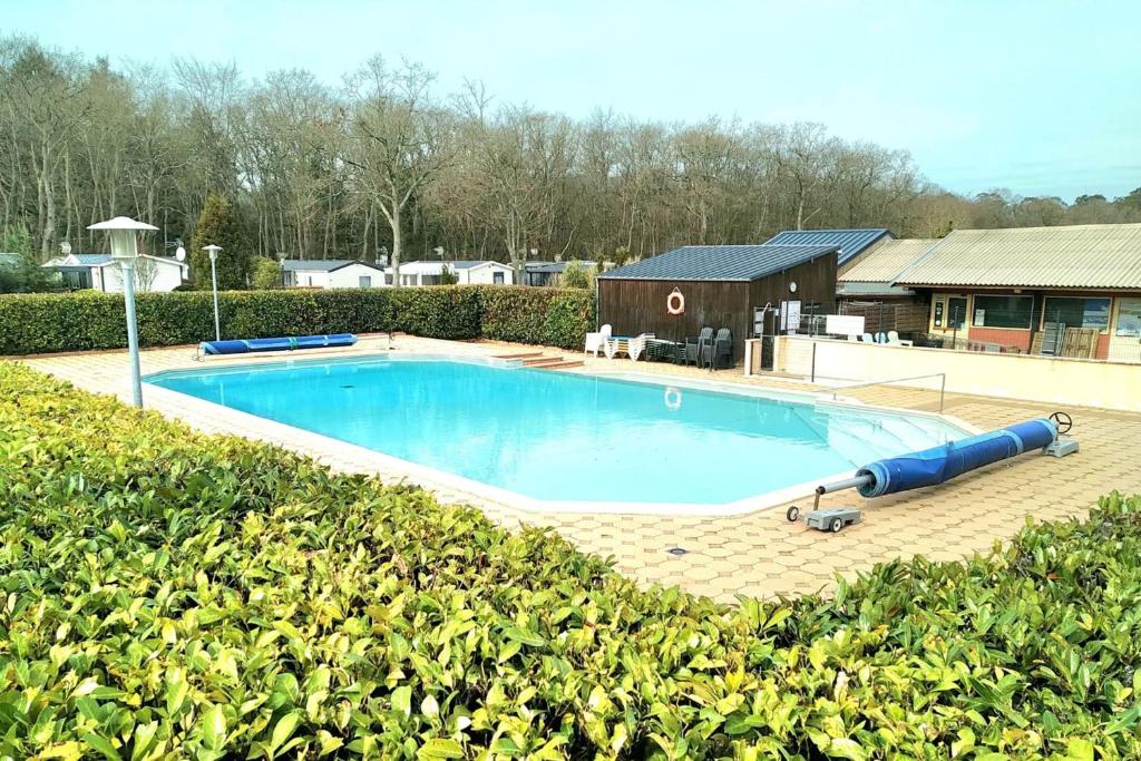 une grande piscine devant une maison dans l'établissement Mobil home with pool in Dinard, à Dinard