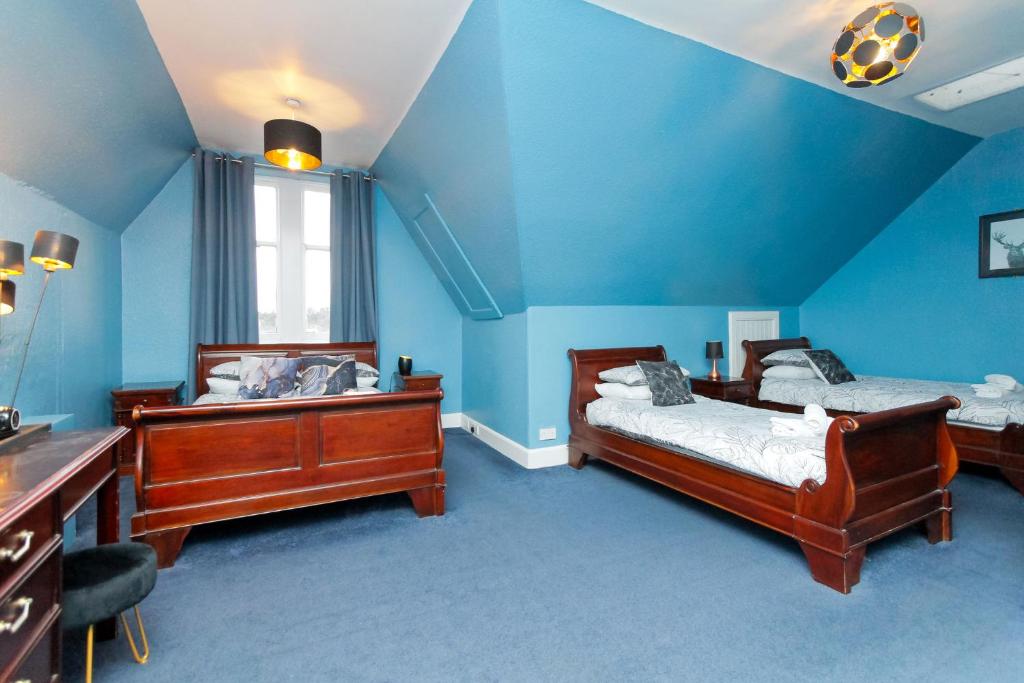 Uma cama ou camas num quarto em Carlton Hotel