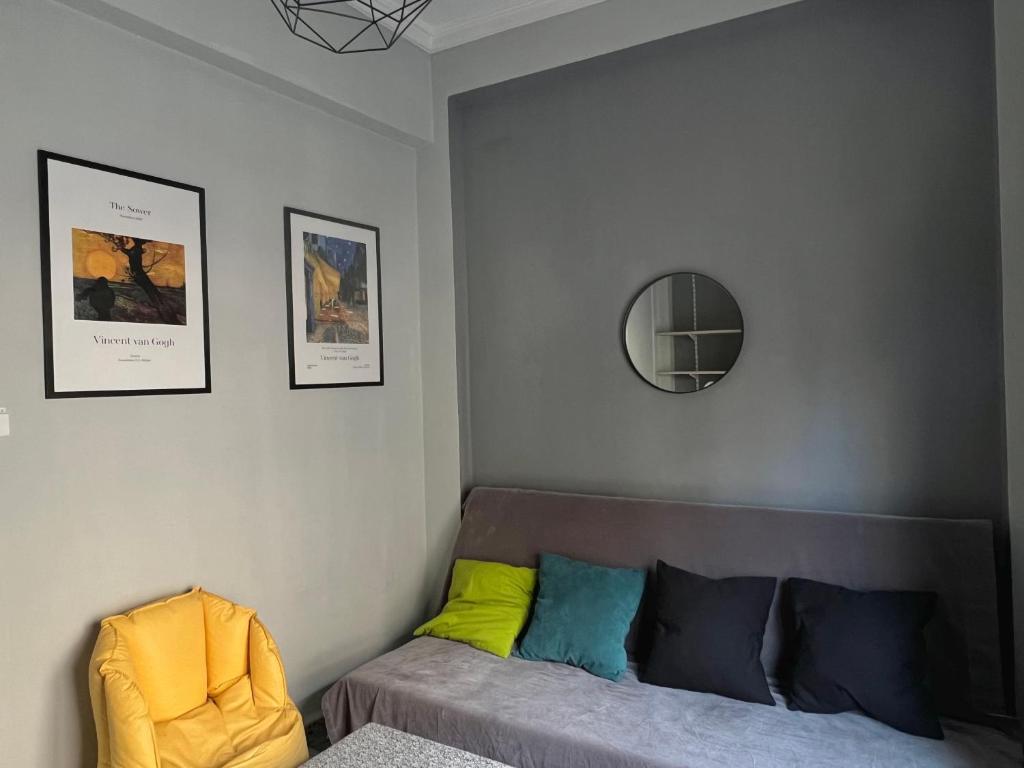 a living room with a couch and a mirror at Bizaniou Central Apt - Heraklion Crete in Bendevís