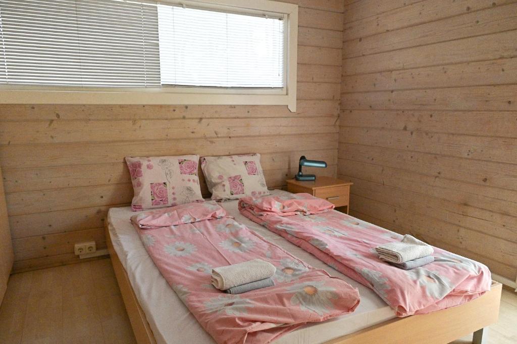 Postel nebo postele na pokoji v ubytování Girulių poilsiavietės namelis - XIX