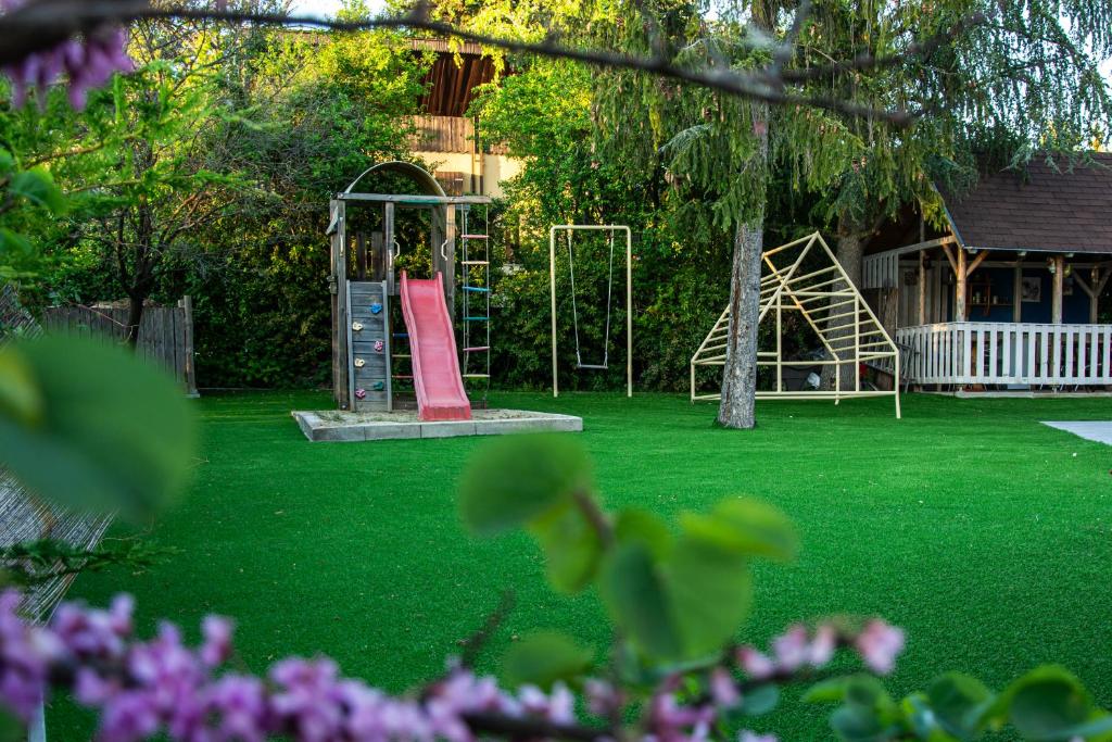Vonkajšia záhrada v ubytovaní Panoráma Villa Akarattya