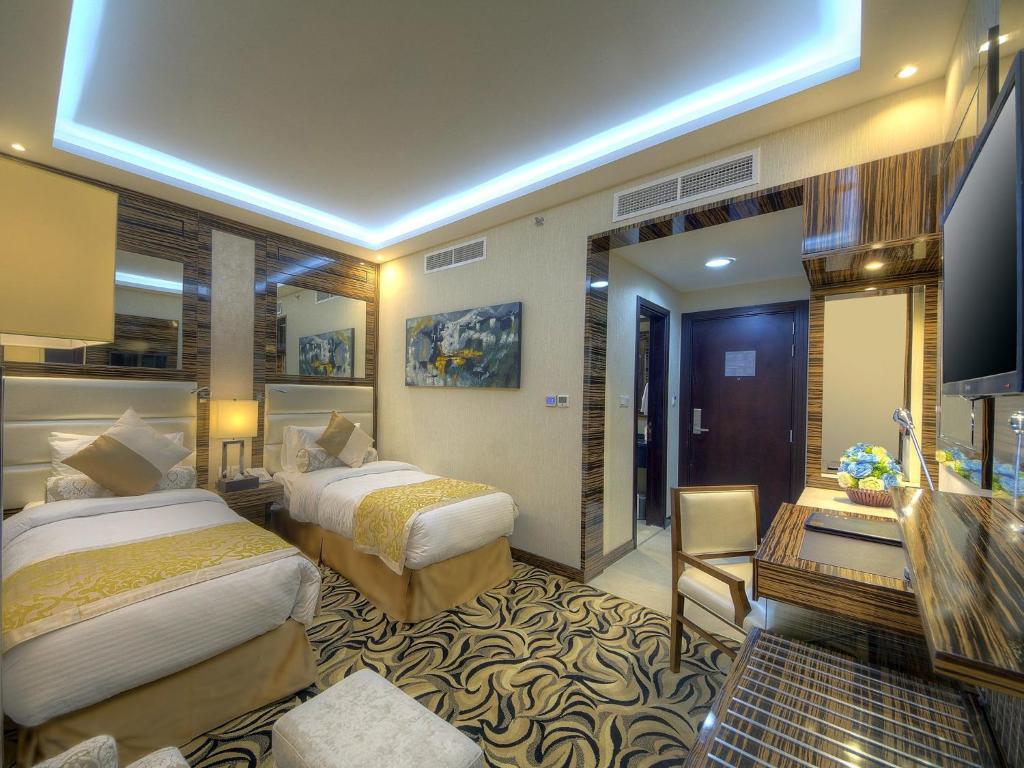 Llit o llits en una habitació de Orchid Vue Hotel