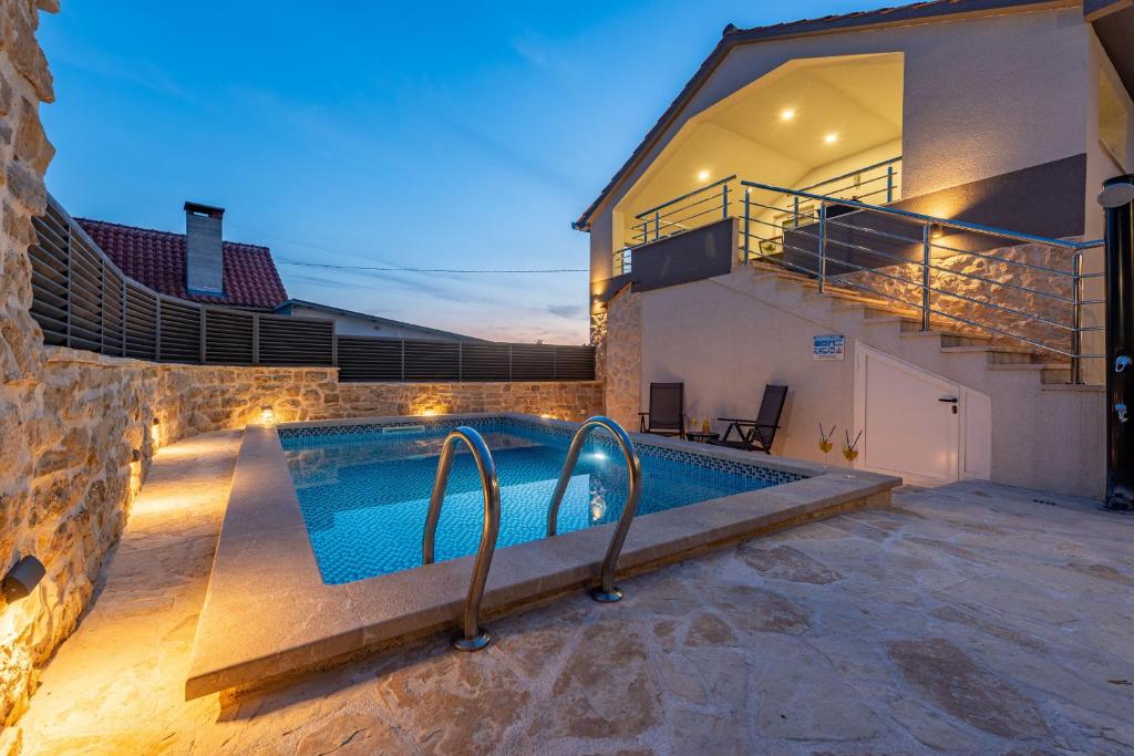 een villa met een zwembad voor een huis bij Villa Izvor in Bribir