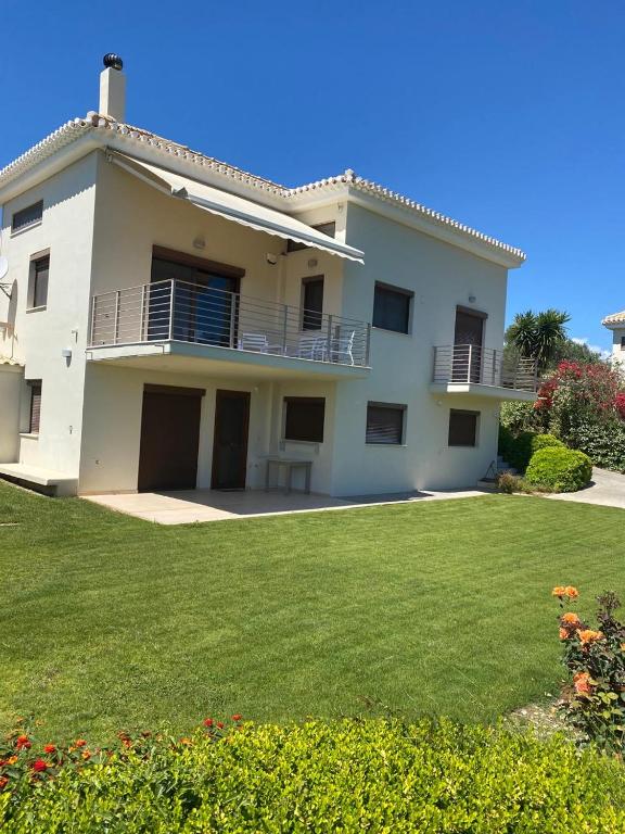 a large white house with a green yard at Golf View Apartment in Píla