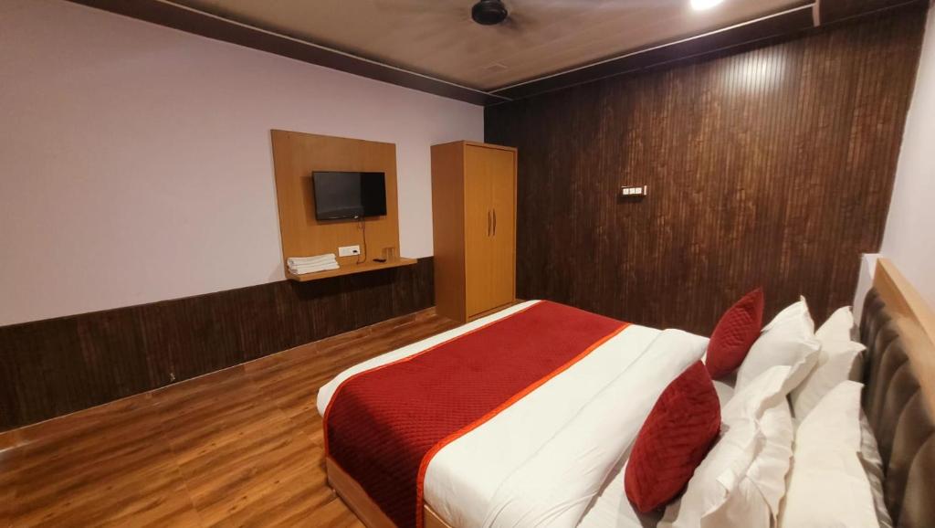 溫達文的住宿－Swastik Resort Vrindavan，一间酒店客房,配有一张床和一台电视