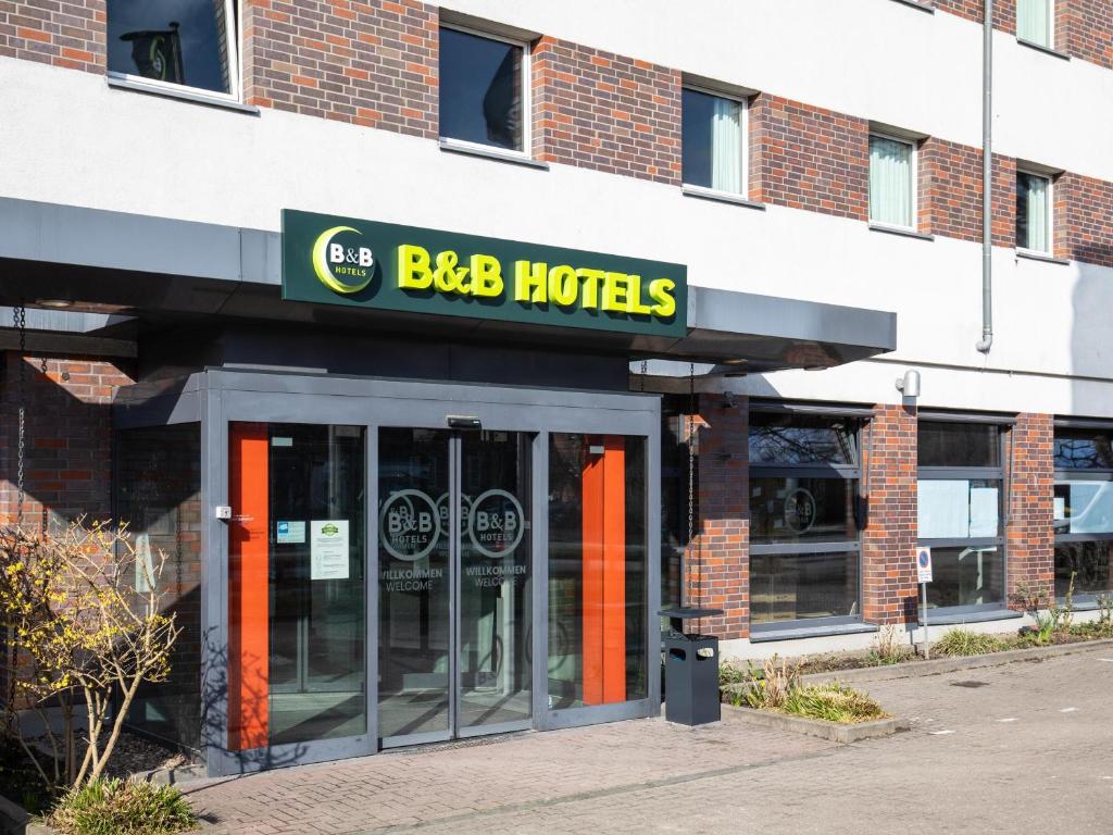 ハンブルクにあるB&B Hotel Hamburg-Airportのホテルの看板が書かれた建物