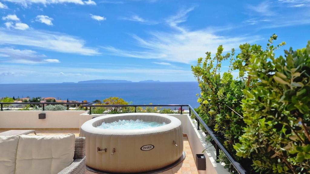 d'un bain à remous sur un balcon avec vue sur l'océan. dans l'établissement Casa Ulli by LovelyStay, à Caniço