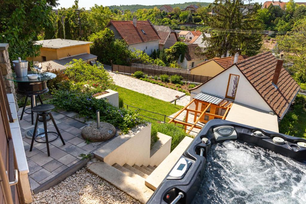 una vista aérea de un patio trasero con un tobogán de agua en Malomvölgyi Vendégház, en Balatonalmádi