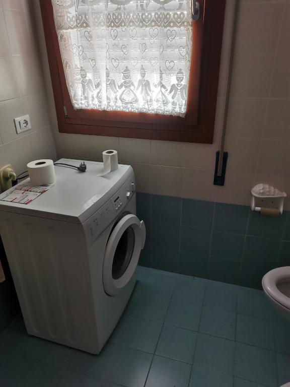 bagno con lavatrice e finestra di Affittacamere Due Mori a Monselice