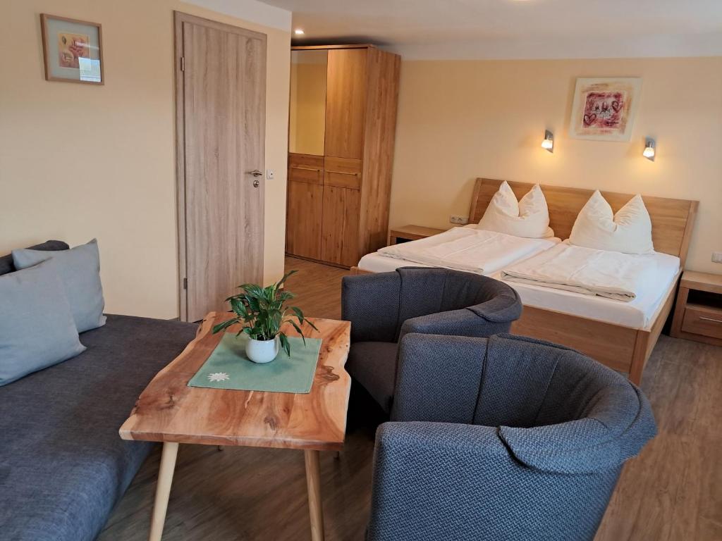Postel nebo postele na pokoji v ubytování Hotel Garni Edelweiß