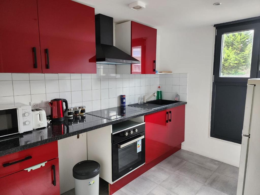 A cozinha ou cozinha compacta de Appartement F3 &eacute;l&eacute;gant avec balcon &agrave; 15 mn de Paris, Stade de France, CDG
