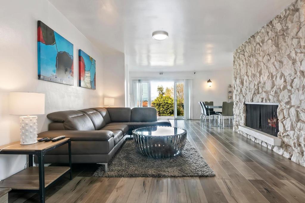 Гостиная зона в 4 bedroom and 3 bath home close to universal studio and Hollywood
