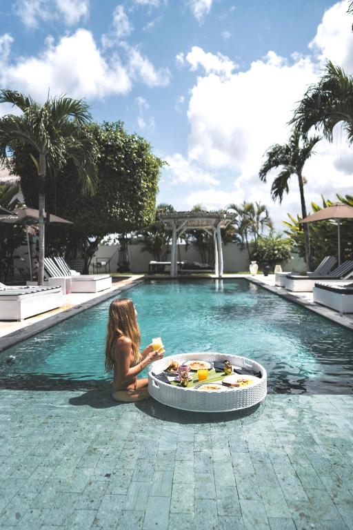 Bazén v ubytování White Palm Hotel Uluwatu Bali nebo v jeho okolí