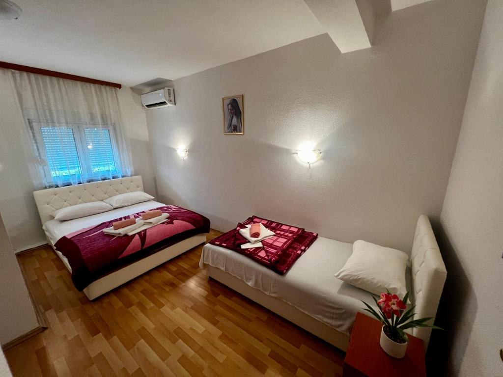 ein kleines Zimmer mit einem Bett und einem Sofa in der Unterkunft Rooms Ivana in Međugorje