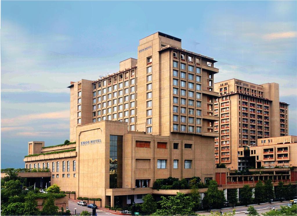 un grand bâtiment avec de nombreuses fenêtres dans une ville dans l'établissement Eros Hotel New Delhi, Nehru Place, à New Delhi