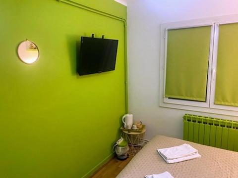 a green room with a table and a window at Le Passe-Port pour Marseille in Marseille