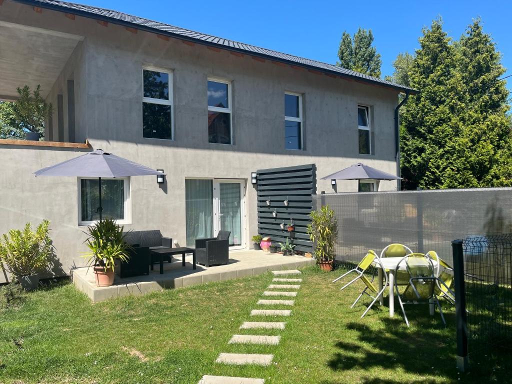 Vonkajšia záhrada v ubytovaní Marton Apartman