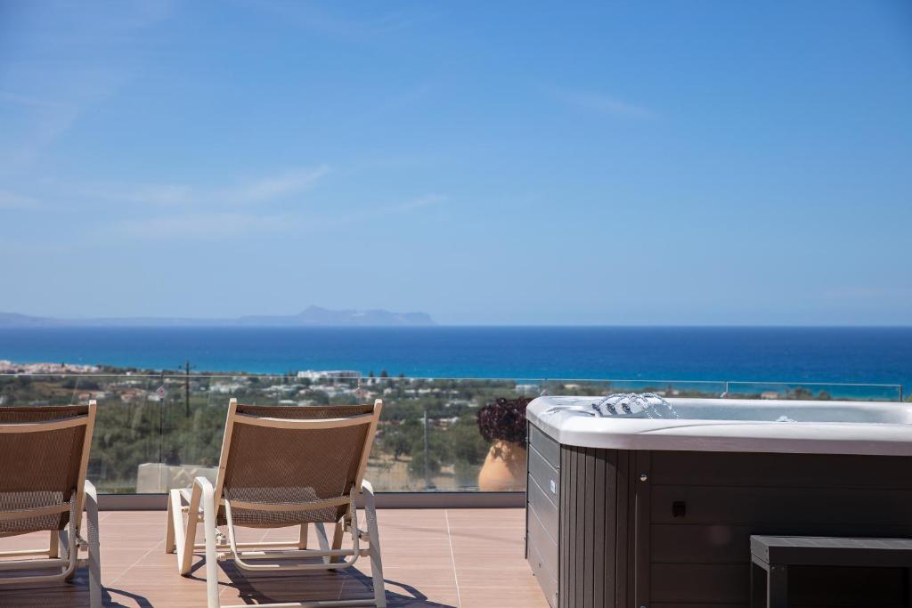 bañera de hidromasaje y sillas en un balcón con vistas al océano en Evita's Home, a romantic escape, By ThinkVilla en Platanés