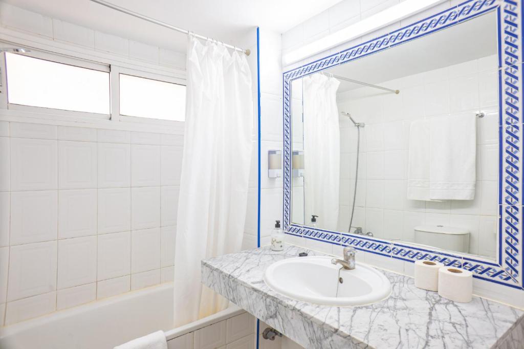 Apartamentos El Velero - Two-Bedroom Apartment With Balcony