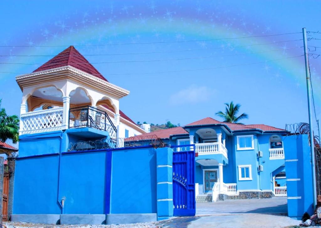niebieski budynek z altaną w obiekcie Royal Island Breeze Resort SL w mieście Freetown