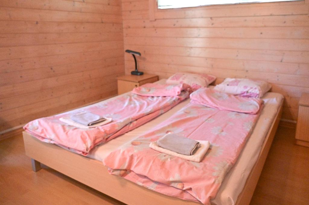 Un pat sau paturi într-o cameră la Girulių poilsiavietės namelis - XVII