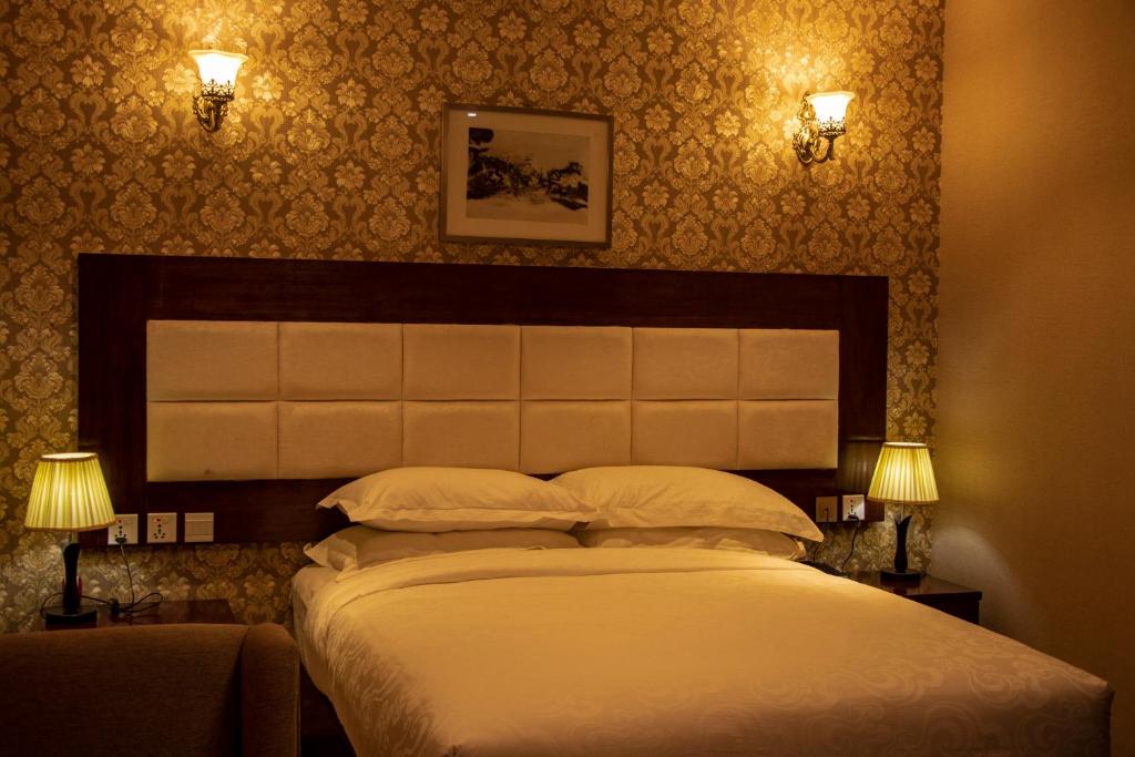 Ένα ή περισσότερα κρεβάτια σε δωμάτιο στο RATNA HOTEL
