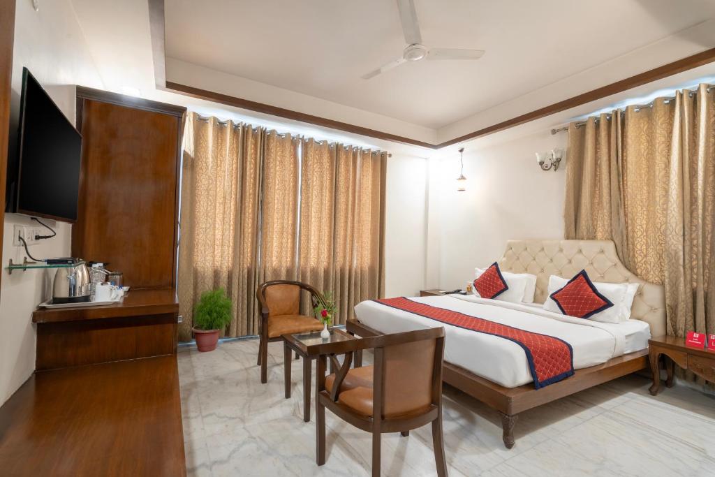 A bed or beds in a room at Spree Hotel Agra - Walking Distance to Tajmahal