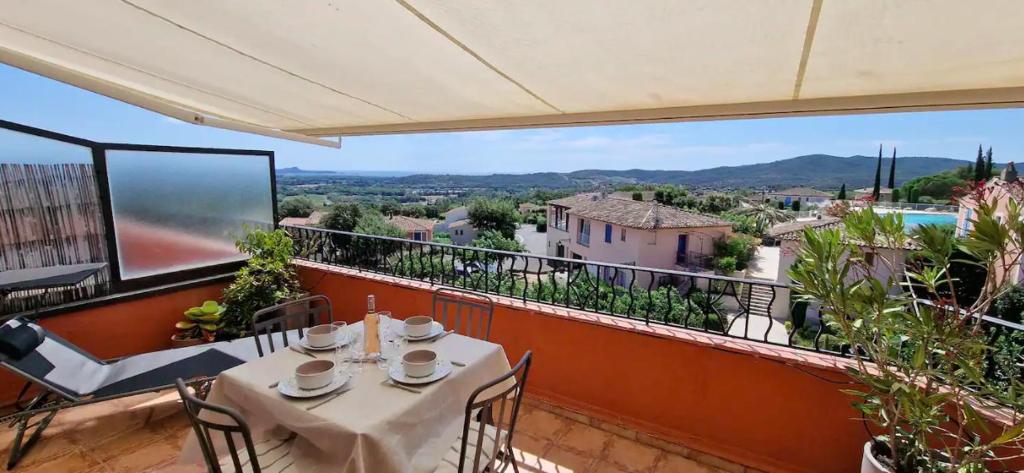 Photo de la galerie de l'établissement T2 avec vue panoramique mer, à Roquebrune-sur Argens