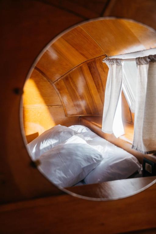Voodi või voodid majutusasutuse The Caravan toas