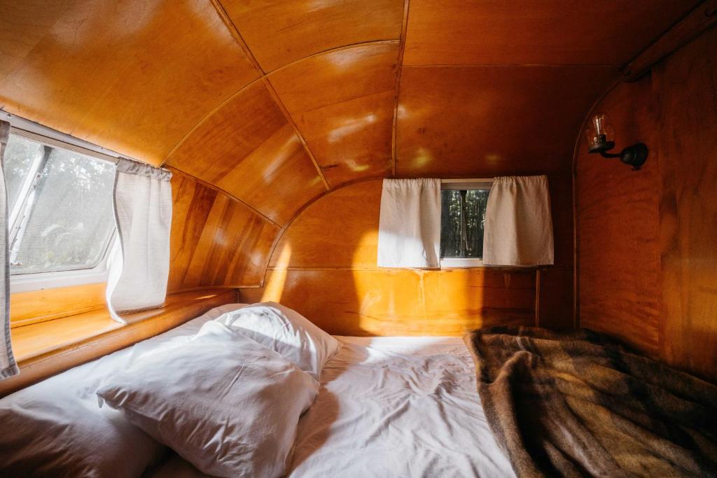 Voodi või voodid majutusasutuse The Caravan toas