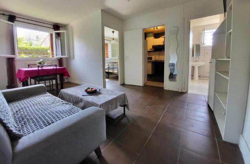 un salon avec un canapé et une table dans l'établissement Logement entier proche de paris, à Rosny-sous-Bois