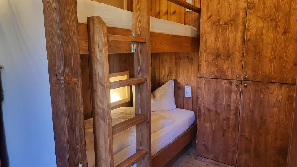 Palanda nebo palandy na pokoji v ubytování Pension Zur Neuenburg
