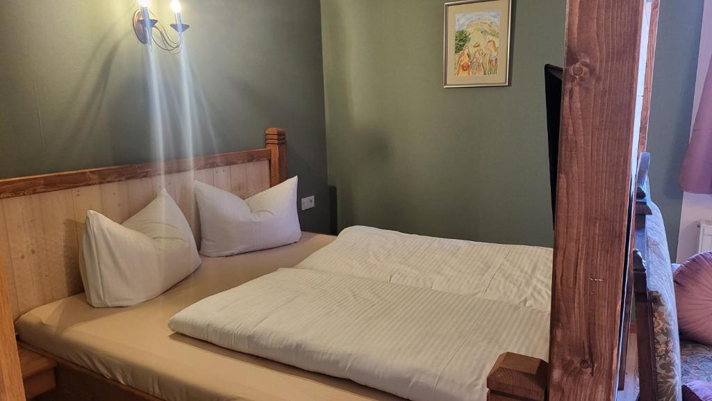 Postel nebo postele na pokoji v ubytování Pension Zur Neuenburg