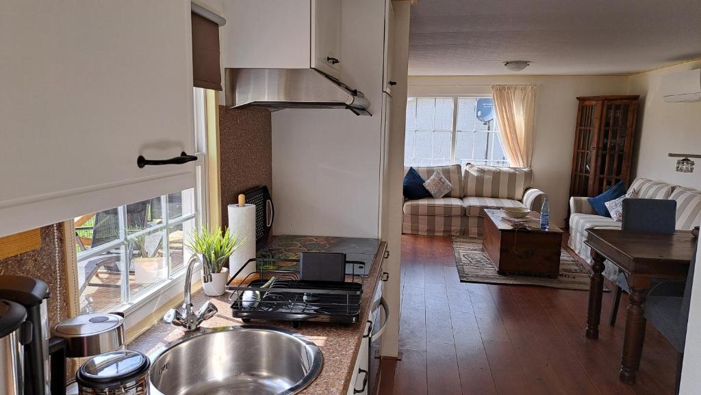 Briedeler Heck的住宿－Abendrot，一个带水槽的厨房和一间客厅