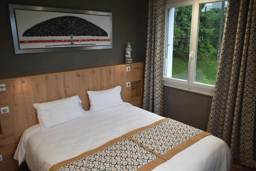 Postel nebo postele na pokoji v ubytování Logis Hôtel Beau Site