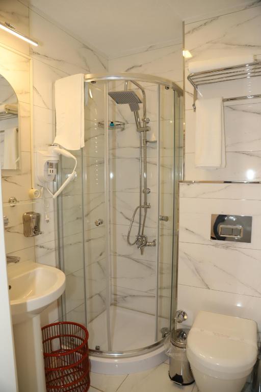 Koupelna v ubytování Grand Kavi Hotel
