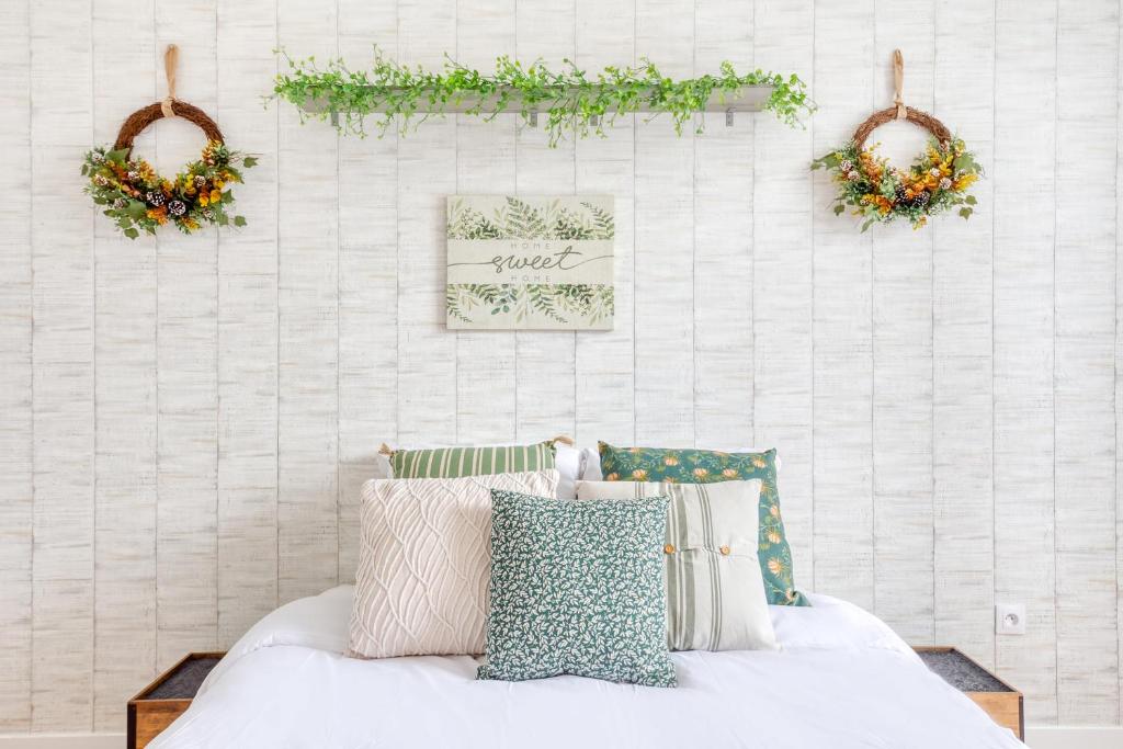 une chambre avec des couronnes sur le mur et un lit dans l'établissement JO 2024 - Face au métro 13 - 26 m2 refait à neuf, à Saint-Ouen