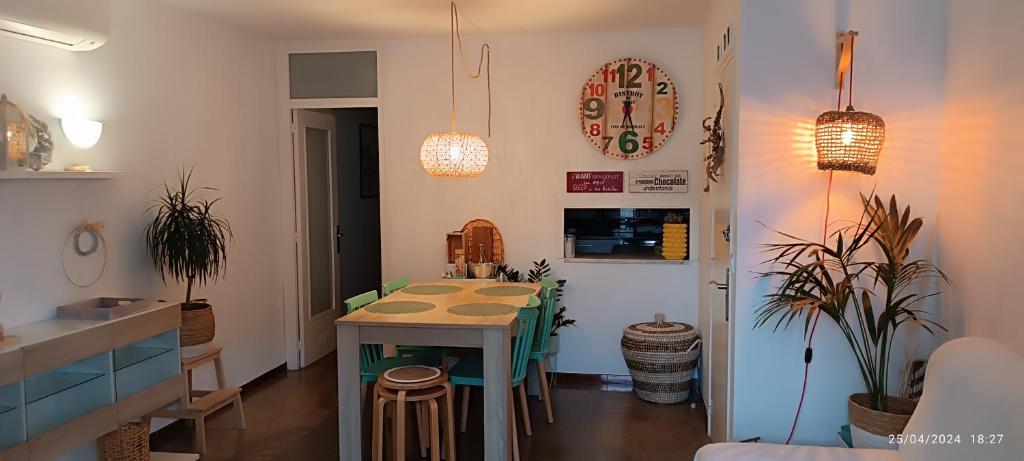 Un comedor con una mesa y sillas en una habitación. en La Yeye Offre d'automne de 6 nuits & 6 Nights Autumn Offer, en Port de la Selva