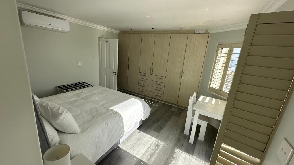 Postel nebo postele na pokoji v ubytování Oceansnest Guest House